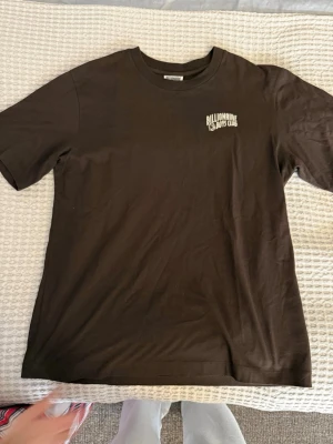 Brun Billionaire Boys Club t-shirt L - Snygg brun t-shirt från Billionaire Boys Club i storlek L. Klassisk passform med korta ärmar och rund hals. Diskret logga tryckt på bröstet. Tillverkad i mjuk bomull som känns skön mot huden.