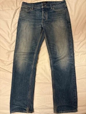 NEUW Ray Straight jeans – 30/30 | Raka - Säljer ett par NEUW Ray Straight jeans i storlek 30/30.Raka i passformen (straight fit), sitter snyggt och funkar till det mesta. Jeansen är lite använda men i väldigt bra skick, inga hål eller fläckar.Säljer dem billigt i förhållande till nypris eftersom de inte kommer till användning. Nypris runt 1 400 kr.                                                    Pris kan diskuteras!