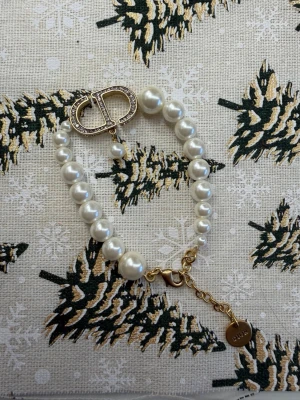 Dior Pärlarmband  - Säljer min tjejs dior armband då det inte kommer till användning riktigt fint skick hör av er vid funderingar 