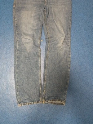 Jack and Jones byxor  - Säljer ett par fina Jack en Jones byxor. Passar för folk som är mellan 15 åldern. Väldigt fina. Lite använda men annars perfekt. 