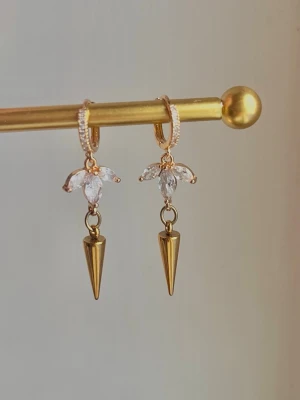 Örhängen  - Jättefina handgjorda örhängen i guld! Säljer 1 för 60kr och ett par för 99kr😚 Passa på nu när det är fri frakt:) 