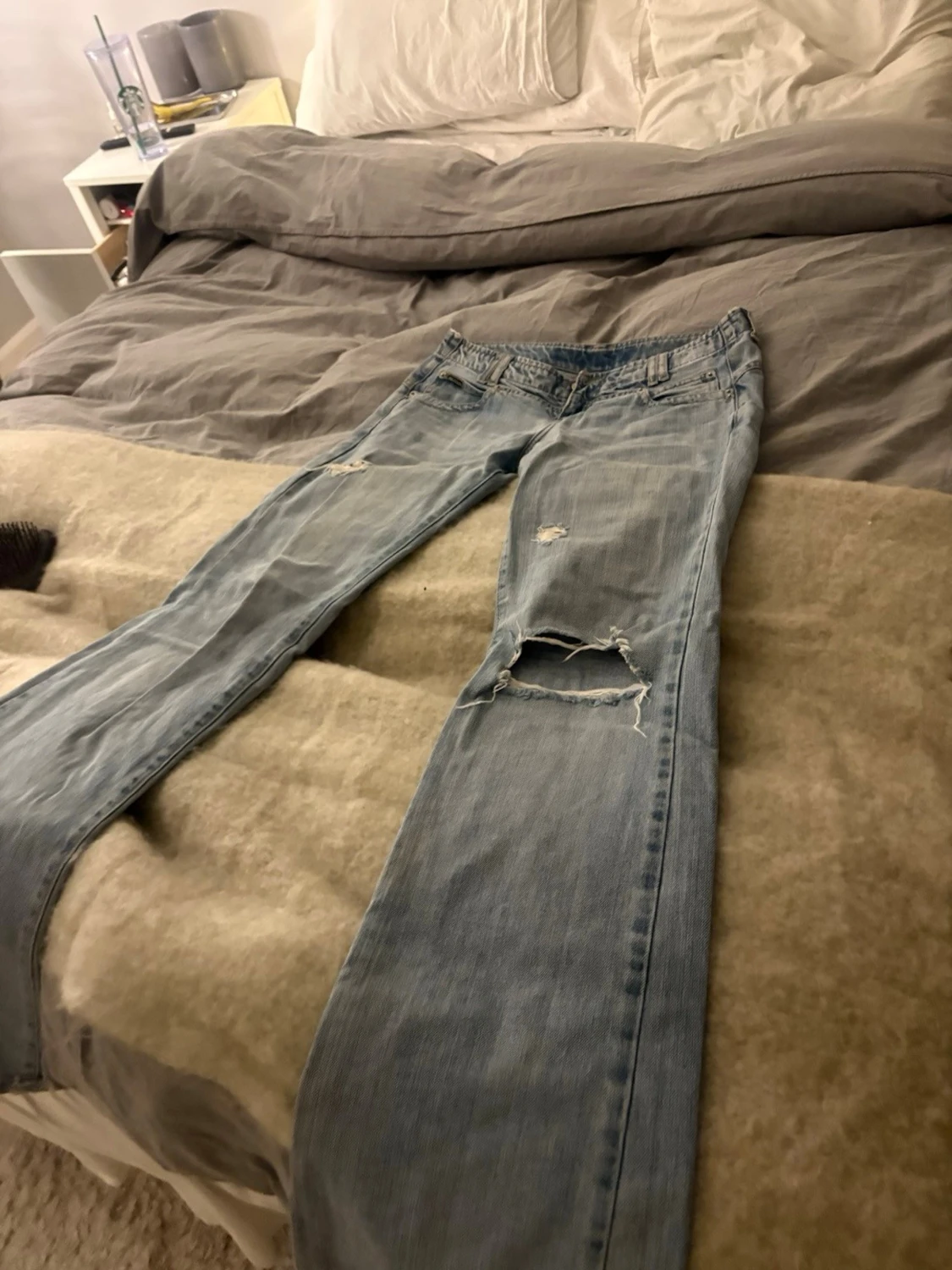 Ljusblå slitna jeans med broderade fickor - 2