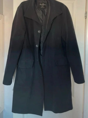 Svart manchesterrock från Björn Borg - Säljer en svart rock från Björn Borg i manchestertyg. Klassisk modell med krage, knäppning framtill och två fickor med lock. Fodrad insida för extra komfort. Perfekt för dig som gillar stilrena och tidlösa plagg.