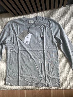 Tunsure David långärmad T-shirt med Teddy logga - Långärmad T-shirt från Tonsure Copenhagen i olika storlek 2st M 2st L och 1st XL