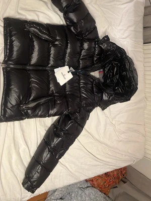 Moncler maya - Hej säljer nu min Moncler maya jag fick i present som jag har växt ut nu. Den är storlek 1 vilket jag tror är storlek S och det är inga hål eller något sånt jag vet om och den är i bra skick. Obs pris ej hugget i sten