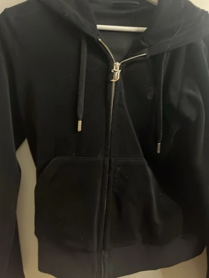 Juicy couture hoodie - Bra skick! Köpte den på raglady i Göteborg. Original pris 1100kr. Säljer matchade byxor om man är intresserad. 