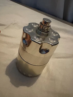 Azzaro Wanted Eau de Parfum - Cool och modern parfym med unik, metallisk flaska. Eau de Parfum-variant, 100 ml. Perfekt för dig som vill sticka ut och visa attityd.