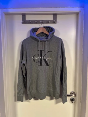 calvin klein hoodie - Säljer nu min hoodie eftersom jag inte använder den längre den är i storlek L 