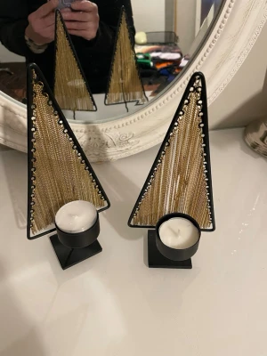 Ljustack par  - Par antika/antikstil ljusstakar i mässingsfärgad metall. Dekorativ modell med utsmyckad fot och stam samt skålformad ljushållare upptill. Stabila och i fint bruksskick med naturlig patina. Passar bra som inredningsdetalj på matbord, byrå eller i fönster.kan möta er så slipper ni frakt