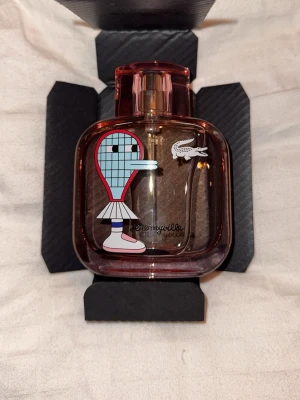 Limited Edition Lacoste x Jeremyville - Unik Lacoste-parfym med coolt Jeremyville-konstverk på flaskan. Perfekt för dig som vill sticka ut med en lekfull och trendig design. Perfekt samlarobjekt eller present till någon som gillar streetstyle och sportig vibe.