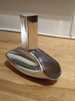 Euphoria EdP av Calvin Klein - Euphoria från Calvin Klein är en eau de parfum Flaskan innehåller 100 ml och ca hälften är kvar och luktar gott. Passar dig som vill ha en ikonisk doft i samlingen. Perfekt för alla hjärtans dag  / Valentine's day. Jag har fler annonser uppe och ger mängd rabatt, så kolla gärna min sida! Top notes Pomegranate, Persimmon and Green Accord; middle notes  Black Orchid, Lotus and Champaca; base notes  Mahogany, Amber, Black Violet and Whipped Cream. 