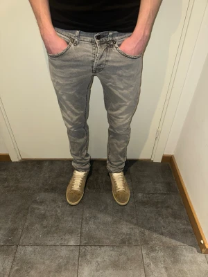 Dondup jeans George - Mycket bra skick | modell 175cm | pris är ej hugget | vid frågor är det bara att kontakta | W 32- passar W30 i normala storlekar