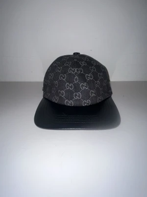 Svart Gg keps  - Svart gg kep som e är oanvänd 
