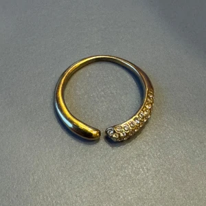 Ring med stenar  - Ring från muli collection. Sparsamt använd men lite skav finns på undersidan av ringen som kan ses på bild 2