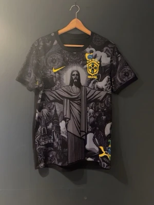 Nike Brasil svart t-shirt med tryck - Hej Säljer svart Brasilien t-shirt. väldigt bra skick, använt några fåtal gånger. Storleken är S men är stor i sin storlek så passar även M ( priset går diskutera) 
