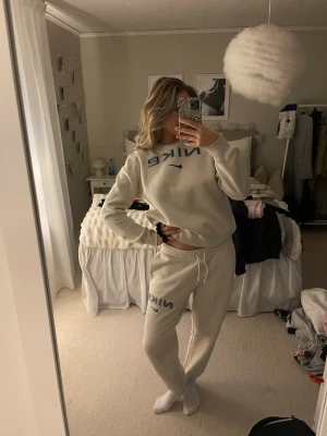 Mjukissett nike - Säljer detta beige mjukissett från Nike