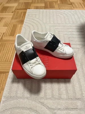 Valentino Open – white/black - Tjenare! Säljer nu mina riktigt fräscha Opens. Köpta för cirka 1 år sedan. Använda varsamt någon gång till jobbet då och då (kontorsjobb). Dvs, fortfarande i ett riktigt bra skick och kräver fortfarande någon som går in som på riktigt, då jag inte är använt dom tillräckligt mycket. Köpta från Merchsweden, original skolåda, dustbag och extra skosnören ingår!