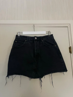 svart jeanskjol - så snygg svart mini jeanskjol från zara!! 🖤🖤