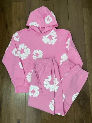 Denim Tears The Cotton Wreath Tracksuit Pink / White - Perfekt kvalité Denim Tears sett. Passerar StockX och GOAT. Sista bilden visar värdet av kläderna så detta är bästa kvaliten för priser på marknaden‼️