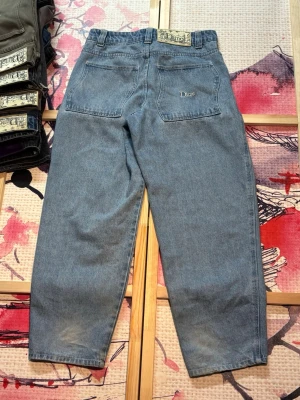 Dime Baggy Denim Jeans / Light Blue Skate Pants - Köpta för ca 1 200 kr. Använda och skejtade i, men fortfarande i mycket bra skick. Endast lite slitage längst ner på byxbenen, annars inget märkvärdigt.  Perfekta för skateboarding, streetwear, baggy, vintage och Y2K outfits. Relaxed/baggy fit.  Nypris ca 1 200 kr.  Säljer alla mina Dime-jeans – kolla gärna min profil!  Dime Baggy Denim Jeans / Light Blue Skate Pants.  Size S. Originally bought for approx. 1,200 SEK. Used for skateboarding but still in very good condition. Minor wear at the bott