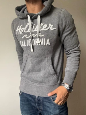 Grå Vintage Hollister Hoodie - Sjukt snygg Hollister Hoodie | Mycket bra skick | Storlek S | Modell 175cm, 69kg | Hör av vid funderingar! Skickas direkt med instabox!
