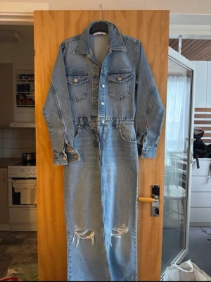 Byxdress från Zara i jeans  - Storlek S/36, endast använd 1 gång - inga defekter, som ny. 