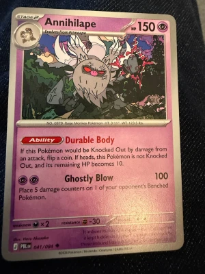 Pokémonkort Annihilape & Primeape - Två Pokémonkort: Annihilape (lila kort med spöklik apa och specialförmåga Durable Body) och Primeape (gult kort med arg apa och attacken Corkscrew Punch). Båda korten har färgstarka illustrationer och tydliga stats. Perfekt för samlare eller Pokémonfans.       Priset kan diskuteras