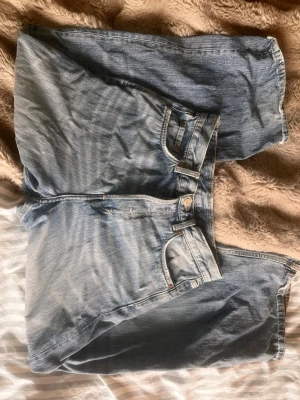 Baggyjeans från Weekday - Coola blåa Baggyjeans från weekday. De är i modellen Astro Loose. Konstigt nog står de ingen stl men skulle gissa att jag köpte de i 34-36, minns ej🥹 Säljer för att de ej kommer till användning. Skriv för fler bilder🩷🩷