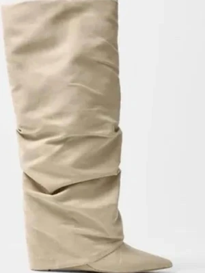 Boots  - Säljer mina Nelly boots då jag inte kommer få användning för dom längre. Använda på konsert en gång, har lite små defekter. Går säkert bort om man tvättar dom. Storlek 40 men rekommenderas till någon med storlek 39. 899 kr nya, säljer för 470💕😊 bara att höra av sig om man har funderingar