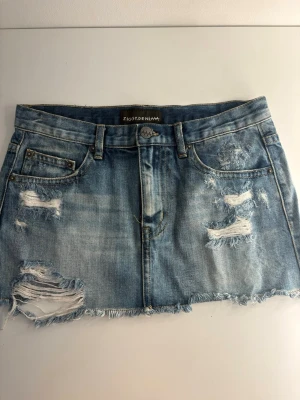 Ziggy denim jeanskjol - Säljer denna jätte snygga jeanskjolen från ziggy denim! Priset går alltid att diskutera och kjolen finns kvar tills den är markerad såld. 💓 Midjemått rakt över: 40cm Längd på sidan: 30cm