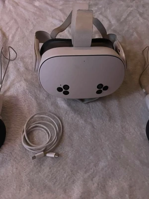 Vita VR-glasögon med kontroller - Ett par vr glasögon som används i kanske ett halvår, allt fungerar som de ska
