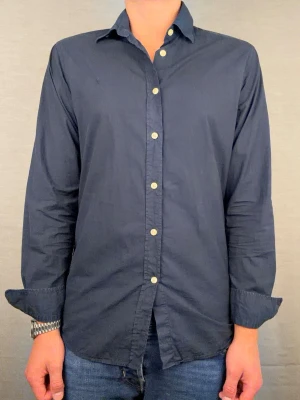 Morris skjorta S - Säljer denna sjukt snygga mörkblå skjorta från moreis! Size S. Skick 8,5/10. Modellen är 180cm. Skriv vid frågor 😄