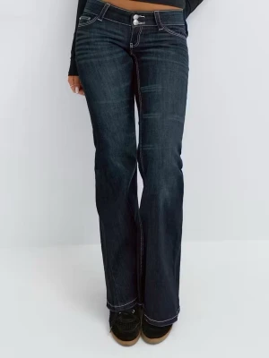 Mörkblå bootcut jeans  - Snygga mörkblå bootcut jeans med vita kontrastsömmar och låg midja. Från Gina tricot 14 + i storlek xxs, helt nya men utan lapp💕