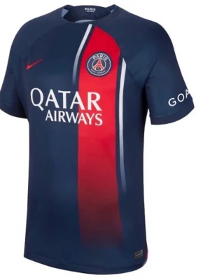 PSG matchtröja blå/röd - Snygg PSG matchtröja i mörkblått med röd vertikal rand och vita detaljer. Tröjan har klubbmärke på bröstet, Qatar Airways-tryck och korta ärmar. Perfekt för fotbollsträning eller att bära på läktaren.