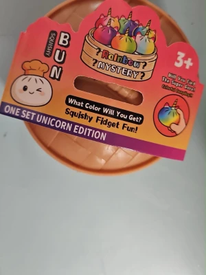 Squishy Bun Unicorn Edition - Mystery squishy bun i unicorn edition, för dig som gillar fidget-leksaker. Kommer i en rund förpackning och du får en slumpmässig färg. Perfekt för att klämma på när du vill slappna av eller ha kul. Passar från 3 år och uppåt.