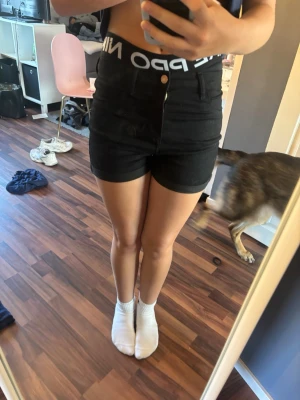 Tre shorts - Säljer tre sett fina short i storlek XS med ganska högmidja.
