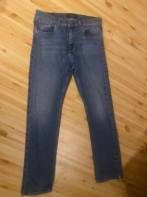Blå raka jeans med klassisk passform - Snygga blå jeans med raka ben och klassisk femficksdesign. Jeansen har en midwaist och är tillverkade i bomull för en bekväm känsla. Perfekta till vardags och lätta att matcha med olika stilar.