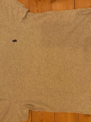 Ralph Lauren T-shirt - Ralph Lauren T-shirt grå. Storlek M..