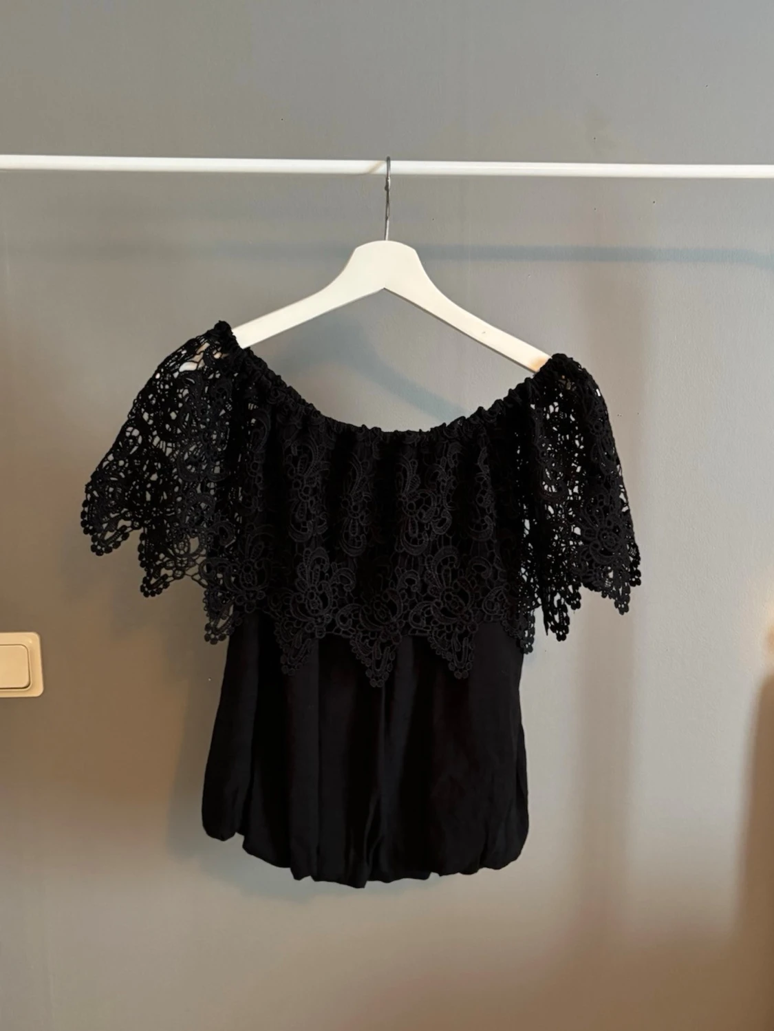 Svart offshoulder topp med spets