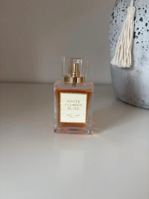 White Flower Bliss parfym - ALL I AM White Flower Bliss parfym. Knappast använd, org pris 1000kr. 