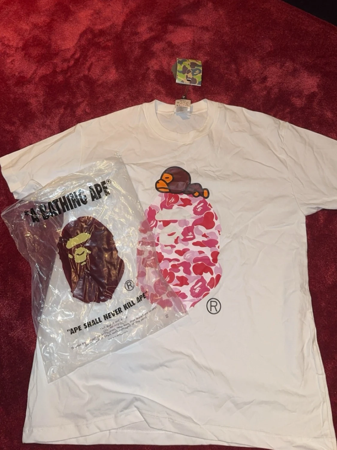 Vit BAPE t-shirt med rosa camo