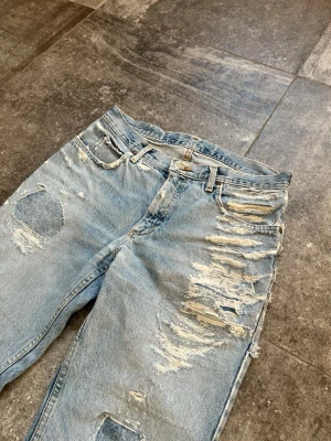Vintage Flared Lee Jeans - Tja! säljer nu mina sjukt snygga lee jeans med helt otrolig distress👏 kvaliten på dessa är stört bra och de är i ett grovt tyg.😉 strlk 34/34 och sitter tts🥹 tveka inte på att skriva ifall ni har frågor🖖