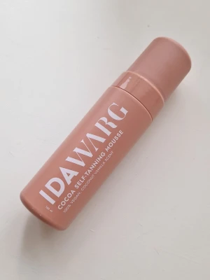 IDA WARG Cocoa Self-Tanning Mousse - Brun utan sol-mousse från IDA WARG med doft av kokos och vanilj. 