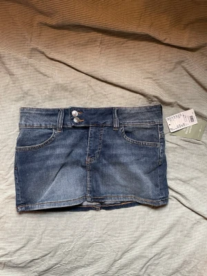Oanvänd lågmidjad jeansminikjol!! - Jeanskjol helt oanvänd med PRISLAPP kvar!! Från H&M och väntar på sin nya ägare😘  