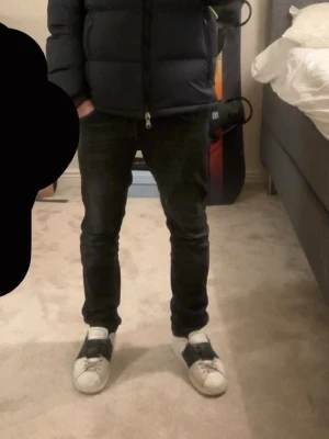 Grå jeans Slim Glenn 28/32 - Snygga grå jeans från Jack & Jones med klassisk femficksdesign och raka ben, modell Slim Glenn. Jeansen har en tvättad look och är tillverkade i ett mjukt denimtyg som ger en avslappnad vibe. Perfekta för dig som gillar en stilren och enkel look. Strl W28/L32