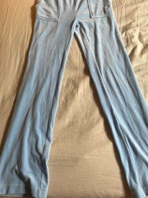 Juicy couture - Jättesnygga juicy couture byxor utan några som helst defekter! Aldrig använda och köpta för 3 år sen i Göteborg. Lite för korta för mig som är 173. Pris kan diskuteras!