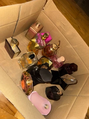 Parfymer - Parfymer från kicks, vissa flaskor är fulla, 150kr styck.  Märken som bland annat scandal, Hugo boss, Gaultier, Olympea, Armani, ariana grande, mugler, givenchy