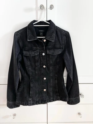 Figursydd jeansjacka - Svart figursydd jacka som går att använda även om en topp! Bild 2 är uppljusad för att se passform bättre. Använd endast några gånger🤍