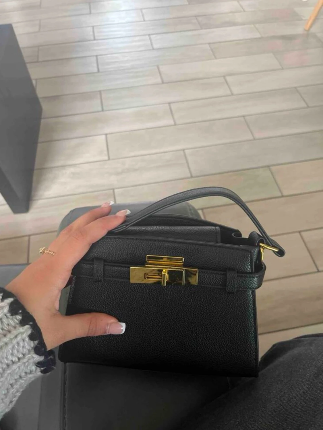 Svart minihandväska med gulddetaljer