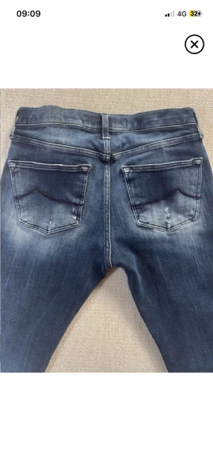 Jacob cohen - Snygga blå jeans från Jacob cohen i storlek 25. Jeansen har en klassisk femficksmodell med slitningar och tvättade detaljer på bakfickorna. Tillverkade i ett stretchigt denimtyg för skön passform.